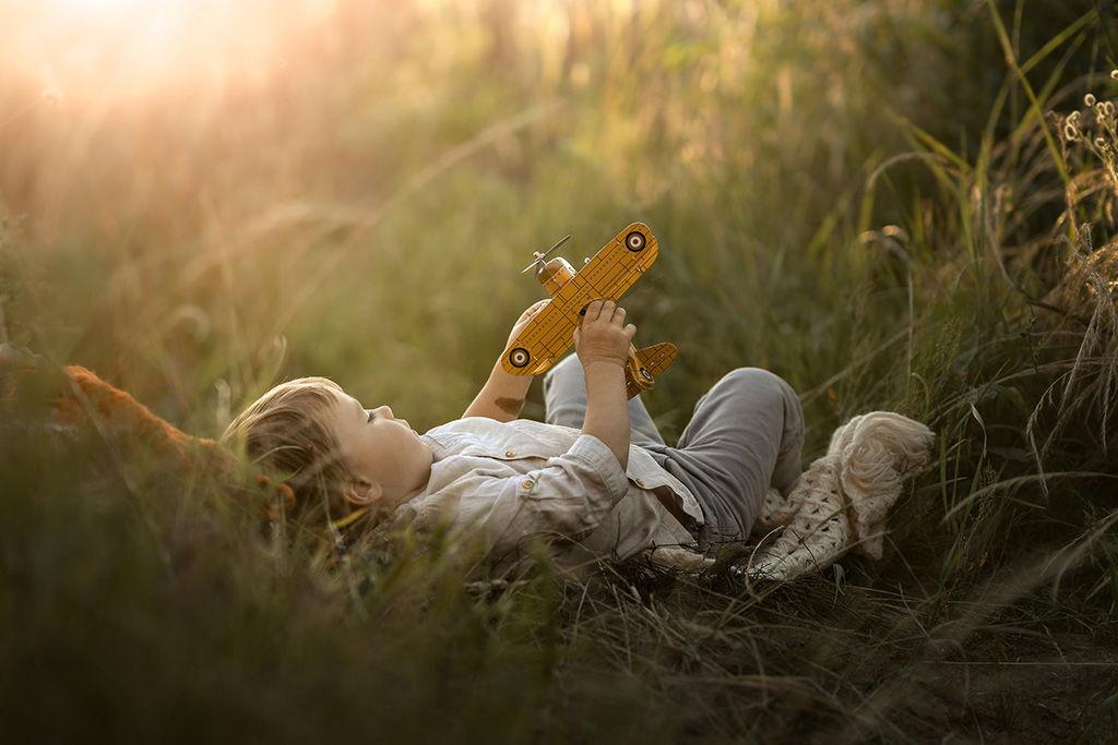 Charming and unique photos of children with simple setups — favorite-toy